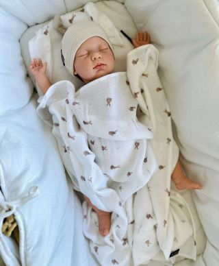 Praktická mušelinová plenka ve vzoru králiček.😍 Plenka zajišťuje pohodlí při krmení, poskakování, mytí nebo spaní....